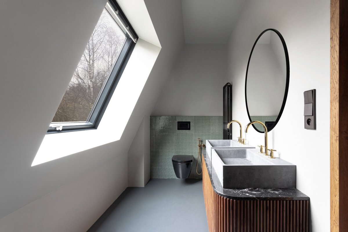 Koupelnu zdobí unikátní zlaté baterie a zelené obklady. (Chata JARO u Prahy, edit! architects)