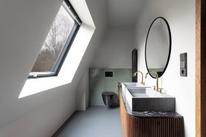 Koupelnu zdobí unikátní zlaté baterie a zelené obklady. (Chata JARO u Prahy, edit! architects)