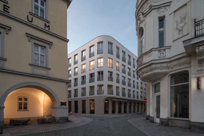 Pohled na nový blok z Masarykova náměstí (Bytový dům Nové Lauby v Ostravě, ateliér znamení čtyř - architekti)