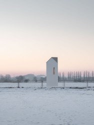 Kaple je zděná, z cihel, které pro ni darovali lidé z okolí. (Kaple u Čečelic, ateliér Chrama)