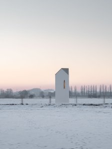 Kaple je zděná, z cihel, které pro ni darovali lidé z okolí. (Kaple u Čečelic, ateliér Chrama)