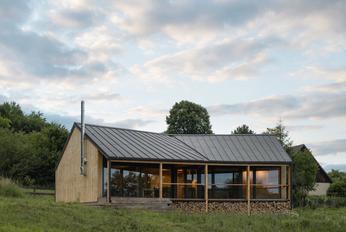 Dům je  podsklepený, sklep je z betonových bloků. (Víkendový dům v Českém ráji, NEW HOW Architekti)