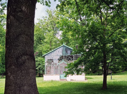 Někdejší skleník Schrollových, kde se nacházela druhá busta. Dnes je veřejně přístupný v parku