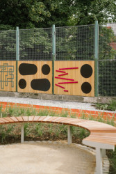 Prostor pro děti a dospělé je protkán různorodými herními prvky a kvalitním mobiliářem od společnosti mmcité.