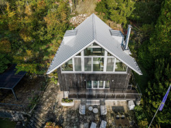 Studio 3K Architects zrekonstruovalo chatu v odlehlých lesích na Benešovsku