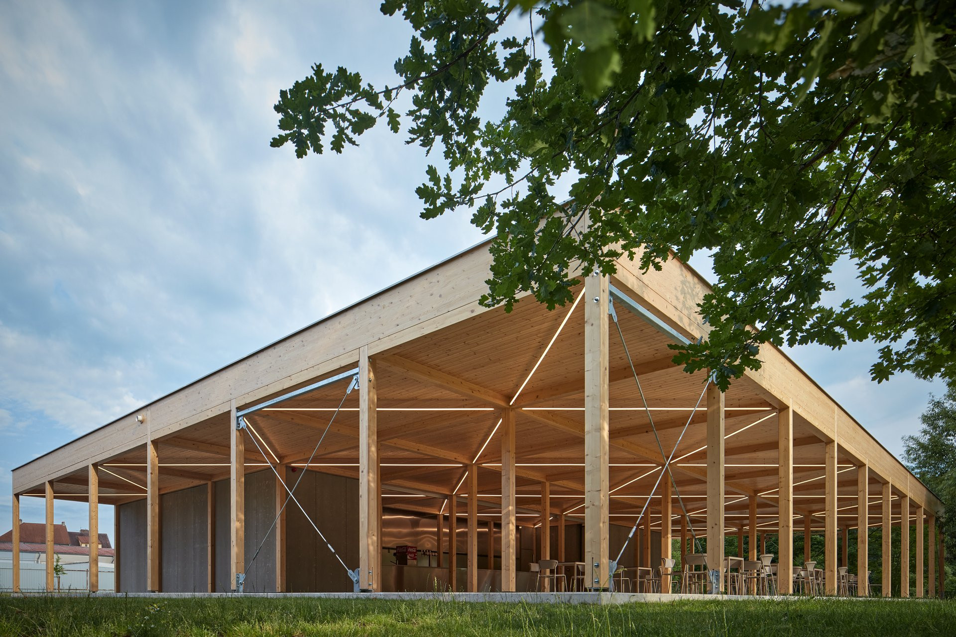 Nad rybníkem v Českých Budějovicích levituje nová dřevěná restaurace se sezónním provozem. Atelier 111 architekti, realizace 2021