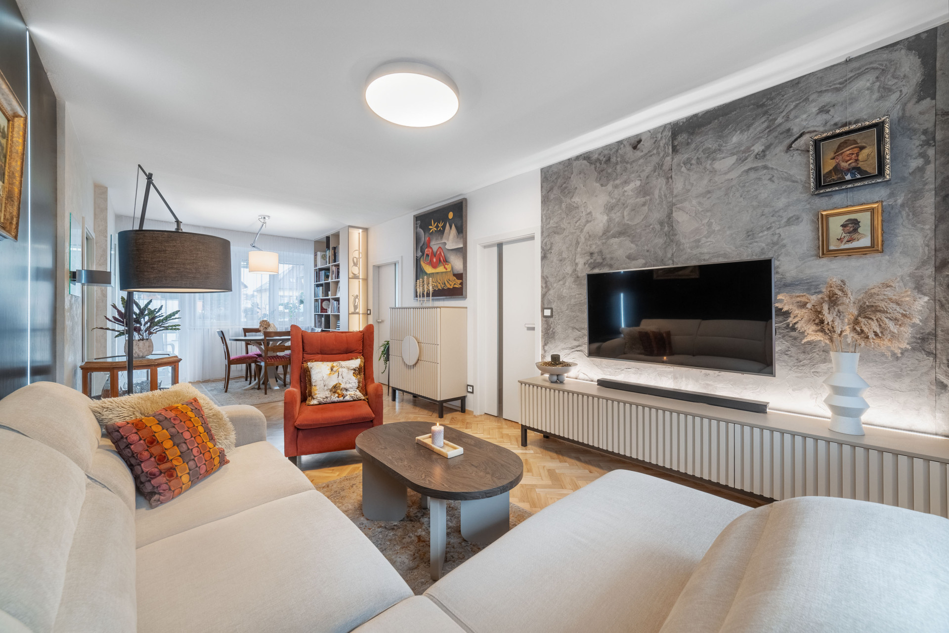 S majiteli se dohodla na konceptu míchání různých stylů, barev a nového se starším, v bytě proto zůstalo množství kousků z původního nábytku a obrazů.