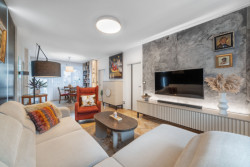 S majiteli se dohodla na konceptu míchání různých stylů, barev a nového se starším, v bytě proto zůstalo množství kousků z původního nábytku a obrazů.