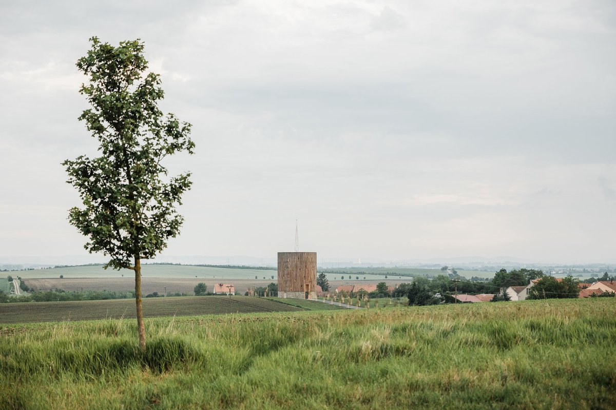 Stojí na vršku nad obcí Nesvačilka. (Kaple Panny Marie Bolestné v Nesvačilce, studio RCNKSK)