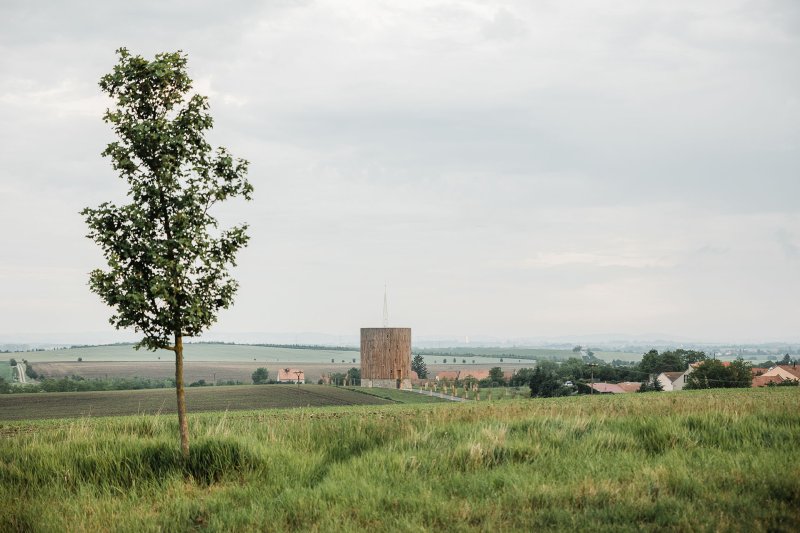 Stojí na vršku nad obcí Nesvačilka. (Kaple Panny Marie Bolestné v Nesvačilce, studio RCNKSK)