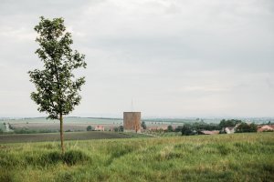 Stojí na vršku nad obcí Nesvačilka. (Kaple Panny Marie Bolestné v Nesvačilce, studio RCNKSK)