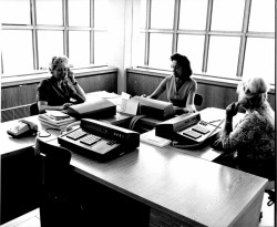 Dobové fotografie Ústřední telekomunikační budovy v Praze na Žižkově.