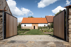 Rodinný dům v Dolních Dubňanech, CL3: Na parcele ve skutečnosti stojí objekty hned tři, pozemek uzavírá původní zrekonstruovaná stodola