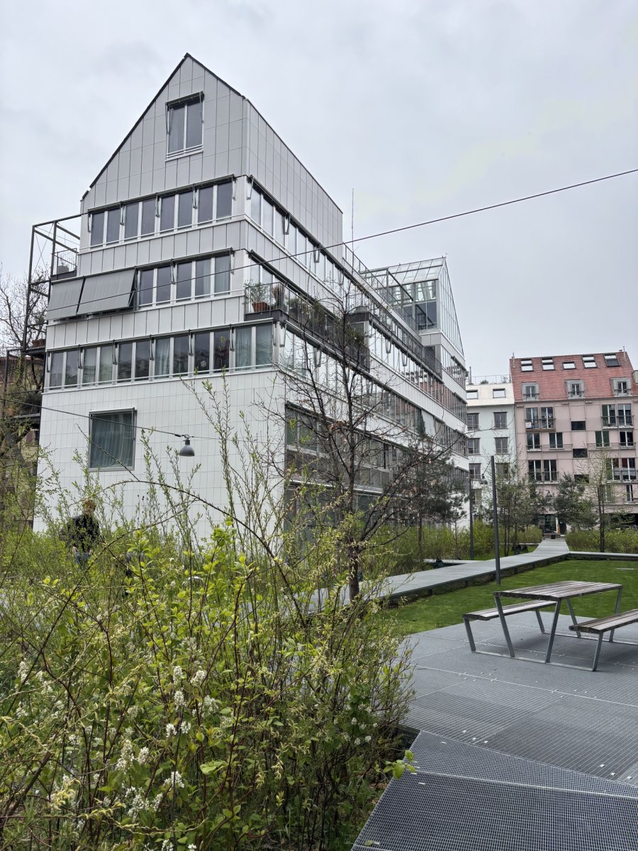 Budova je postavena z oceli, betonu a skla a má asymetrický tvar. (Komunitní bydlení v bývalé industriální zóně; Clauss Kahl Merz Atelier)