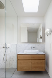 Pohled od koupelny (Rekonstrukce prvorepublikové vily v Praze, Lenka Míková Architekti)