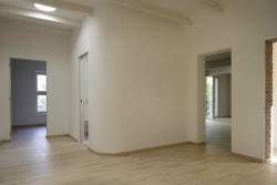 V malé vesnici na západě Slovensko stojí nově zrealizovaný dvojdům pro zdravotně a mentálně znevýhodněné navržený architekty z ateliéru A33