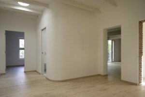 V malé vesnici na západě Slovensko stojí nově zrealizovaný dvojdům pro zdravotně a mentálně znevýhodněné navržený architekty z ateliéru A33