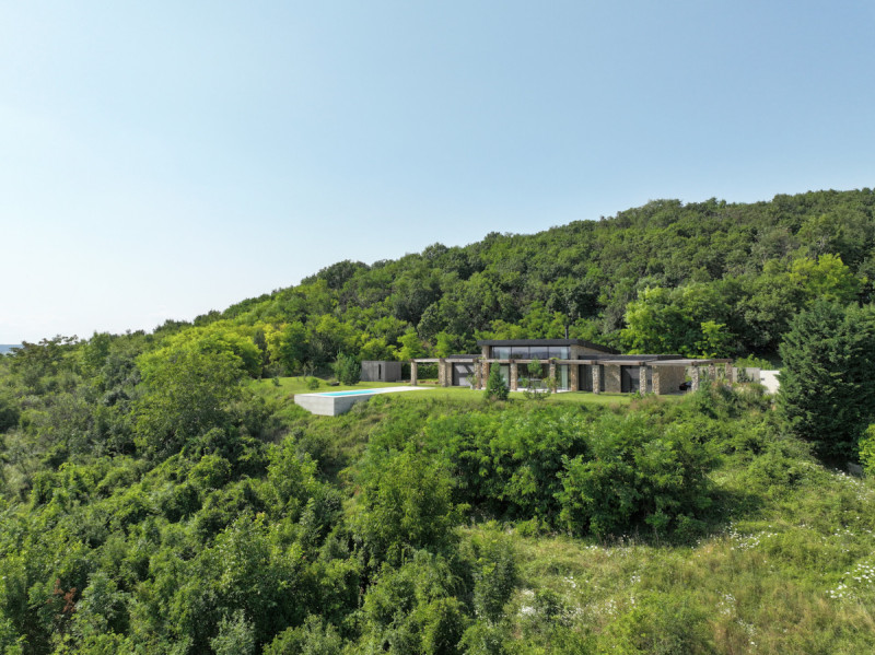 Dům stojí na konci ulice, ze severu sousedí s lesem a na jih se z něj otevírá volný výhled na Nitru. (Villa VICUS v Nitře; sebastian nagy architects)