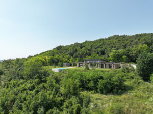 Dům stojí na konci ulice, ze severu sousedí s lesem a na jih se z něj otevírá volný výhled na Nitru. (Villa VICUS v Nitře; sebastian nagy architects)