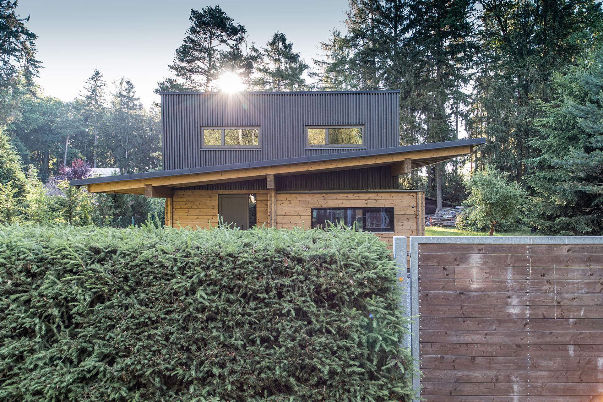 Vložená černá kostka s pokojem a koupelnou. (Roubený rodinný dům, monom)