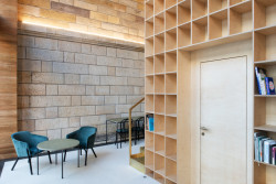 Ve spodní části jsou místa na sezení, schůze, prezentace či workshopy.