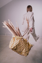 Nákupní kabela pletená z orobince úzkolistého, design Adam Kvaček, mistryně techniky pletení z orobince Iveta Dandová