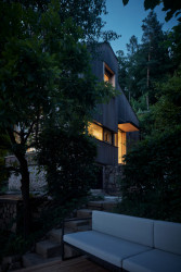 Dřevěná chata na břehu Vranovské přehrady od studia Prodesi/Domesi