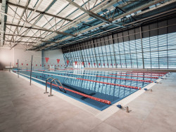 Otevřený prostor patří 25 metrů dlouhému bazénu, dětskému bazénu a malému wellness