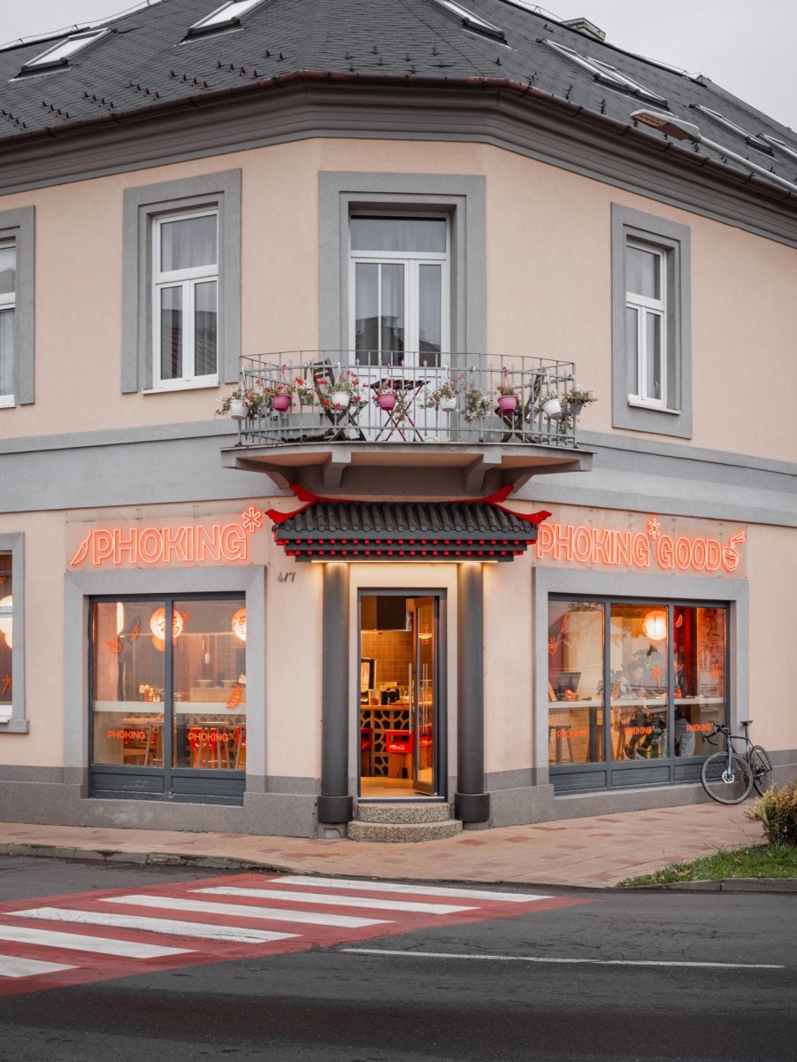 SOA architekti navrhli interiér vietnamské restaurace Pho King v nárožním domě v Popradě.
