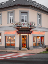 SOA architekti navrhli interiér vietnamské restaurace Pho King v nárožním domě v Popradě.