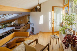 Vnitřní uspořádání je terasovité. 