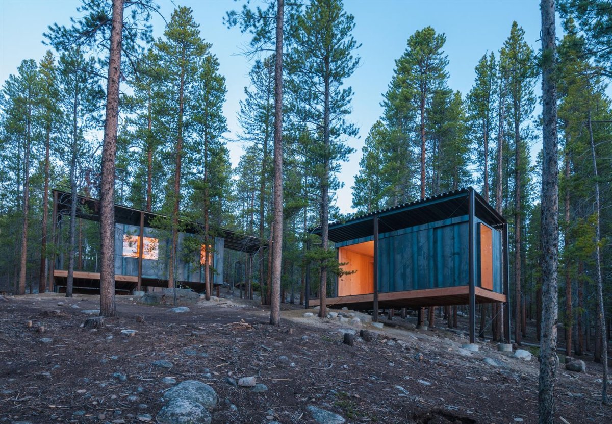 První rok studenti pro Colorado Outward Bound School stavěli chatky určené pouze na letní pobyty.