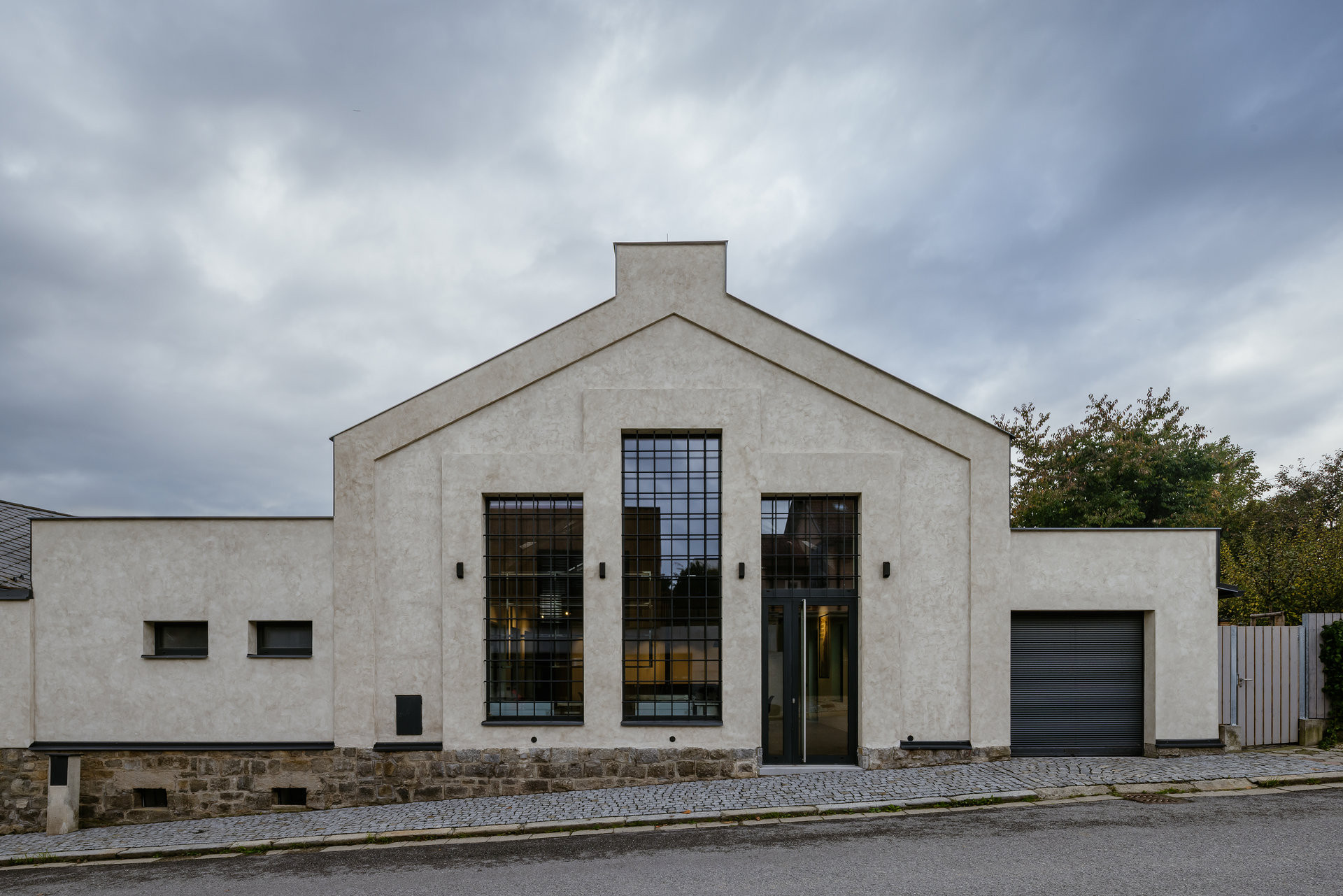 Při rekonstrukci dílny se sejmula valba střechy směřující k ulici a celý štít se přetvořil – získal více industriální charakter s estetikou manufaktur ze začátku dvacátého století. (Konverze Pípalova malířství v Humpolci; MA Studio)