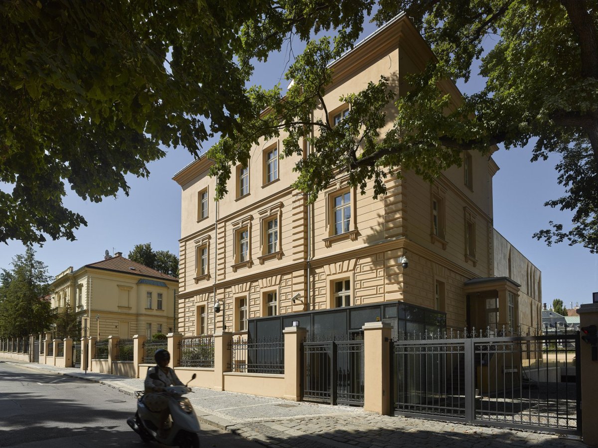 Rekonstrukce a dostavba Korejského velvyslanectví v Praze, SIAL architekti a inženýři spol. s r.o.: Neorenesanční vilu orientovanou do ulice architekti zrekonstruovali podle původních plánů
