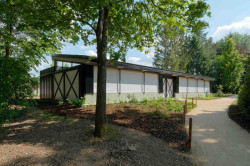 Nenápadný objekt umístili architekti mezi vzrostlé stromy. (Multifunkční objekt ve zlínské zoo, studio New Work)