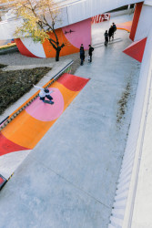 Prohánět se zde dá taky na skateboardu, že by Ken vyměnil surfařské prkno? (Outdoorové sportoviště u metra Vltavská, U / U studio, 2020-2021)