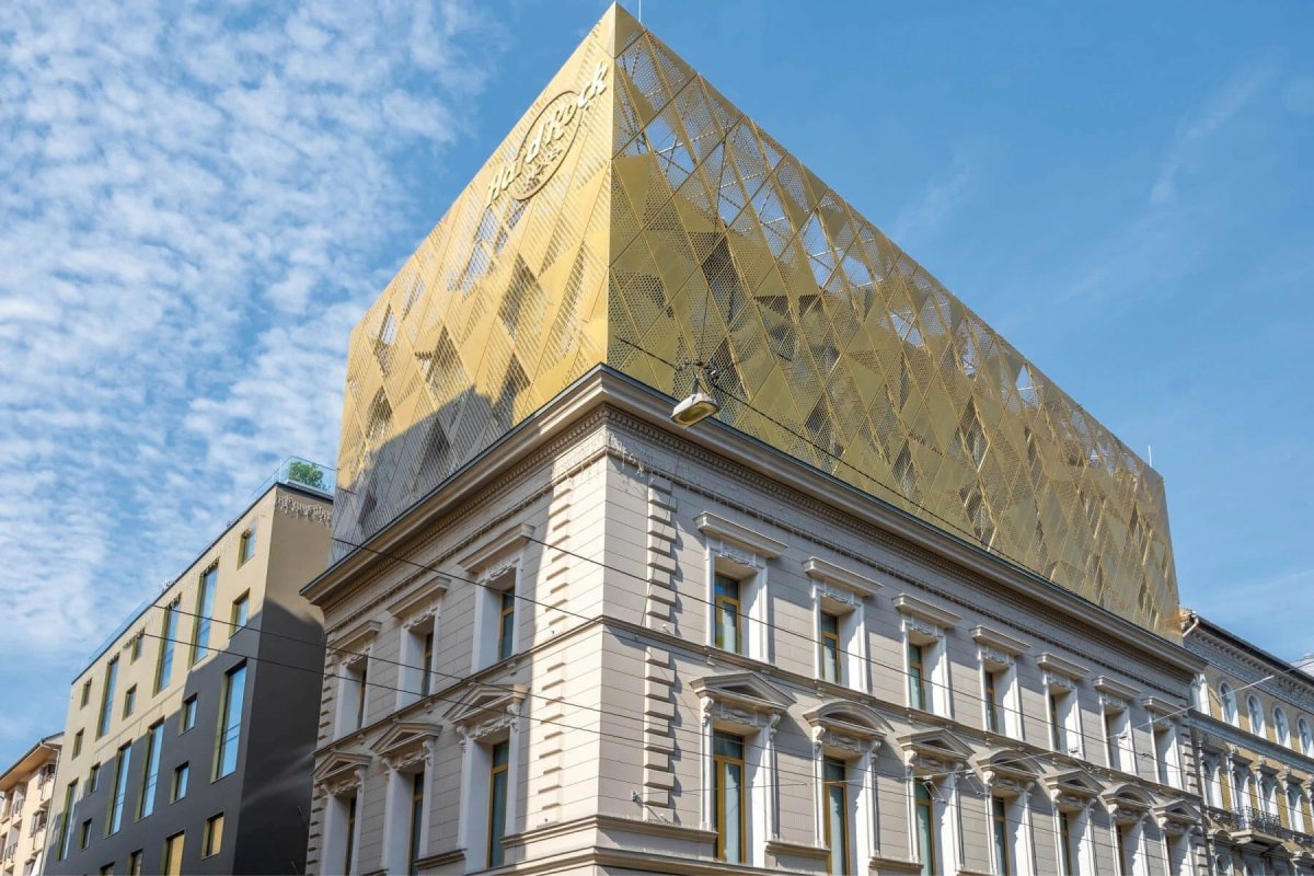 Sloupko-příčková, strukturální fasáda MB-SR50N EFEKT v Hotelu HARD ROCK v Budapešti.