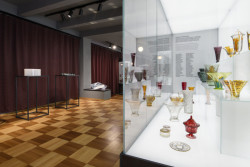 Expozice v 2. podlaží je věnovaná sklářským osobnostem a firmám z regionu. (Rekonstrukce Městského muzea v Železném Brodě, studio Majatory)