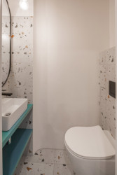 Garsonka "U Výstaviště" v Praze-Holešovicích, DesignPro: Zvolen byl obklad s barevnými segmenty