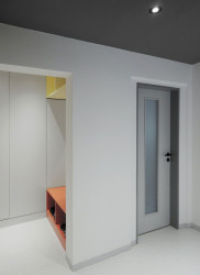 Průhled do vstupní části bytu s botníkem a věšáky. Studio ČTYŘI STĚNY, Rekonstrukce bytu v Krči - foto