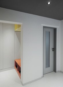 Průhled do vstupní části bytu s botníkem a věšáky. Studio ČTYŘI STĚNY, Rekonstrukce bytu v Krči - foto