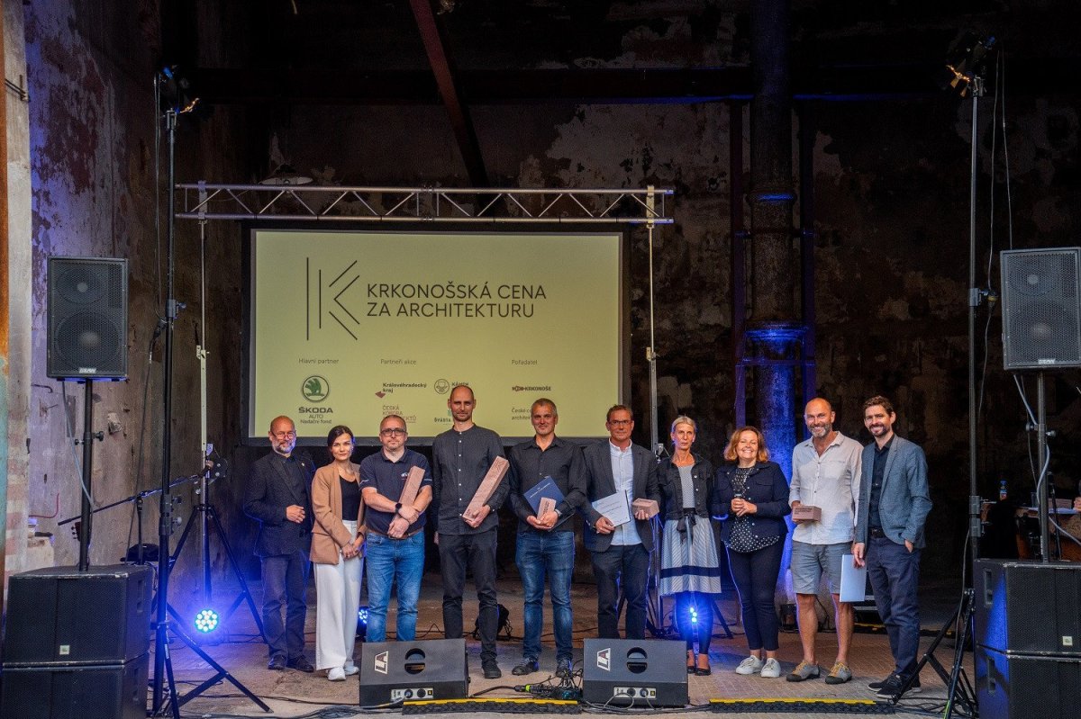 Vítězové Krkonošské ceny za architekturu a členové poroty při slavnostním vyhlášení