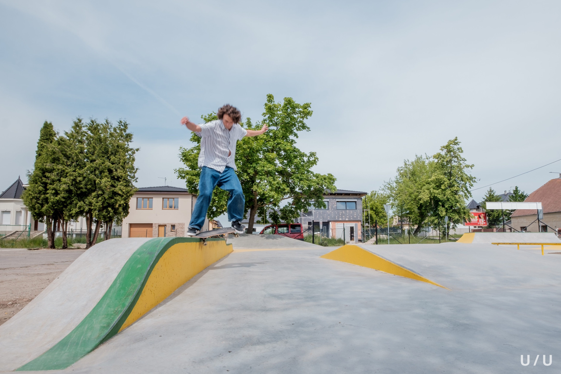 Skatepark Jeneč, U/U studio: Autoři skatepark navrhli tak, aby obsahoval různé typy překážek a své útočiště si zde našli jak začátečníci, tak zkušení jezdci