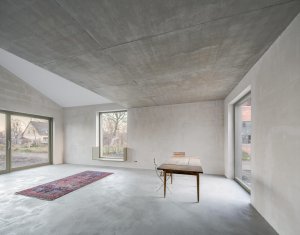 Strohé interiéry zútulňuje krb nebo pastelově zelená okna. (Rodinný dům s ateliérem, Helga Blocksdorf Architektur)