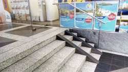 Nájezd pro kočárky je také architektura. To, že do prostoru hned za nájezdem se otevírají dveře, je potom architektonická chyba. / Interiér Charles Square Center, Lohan Associates – foto