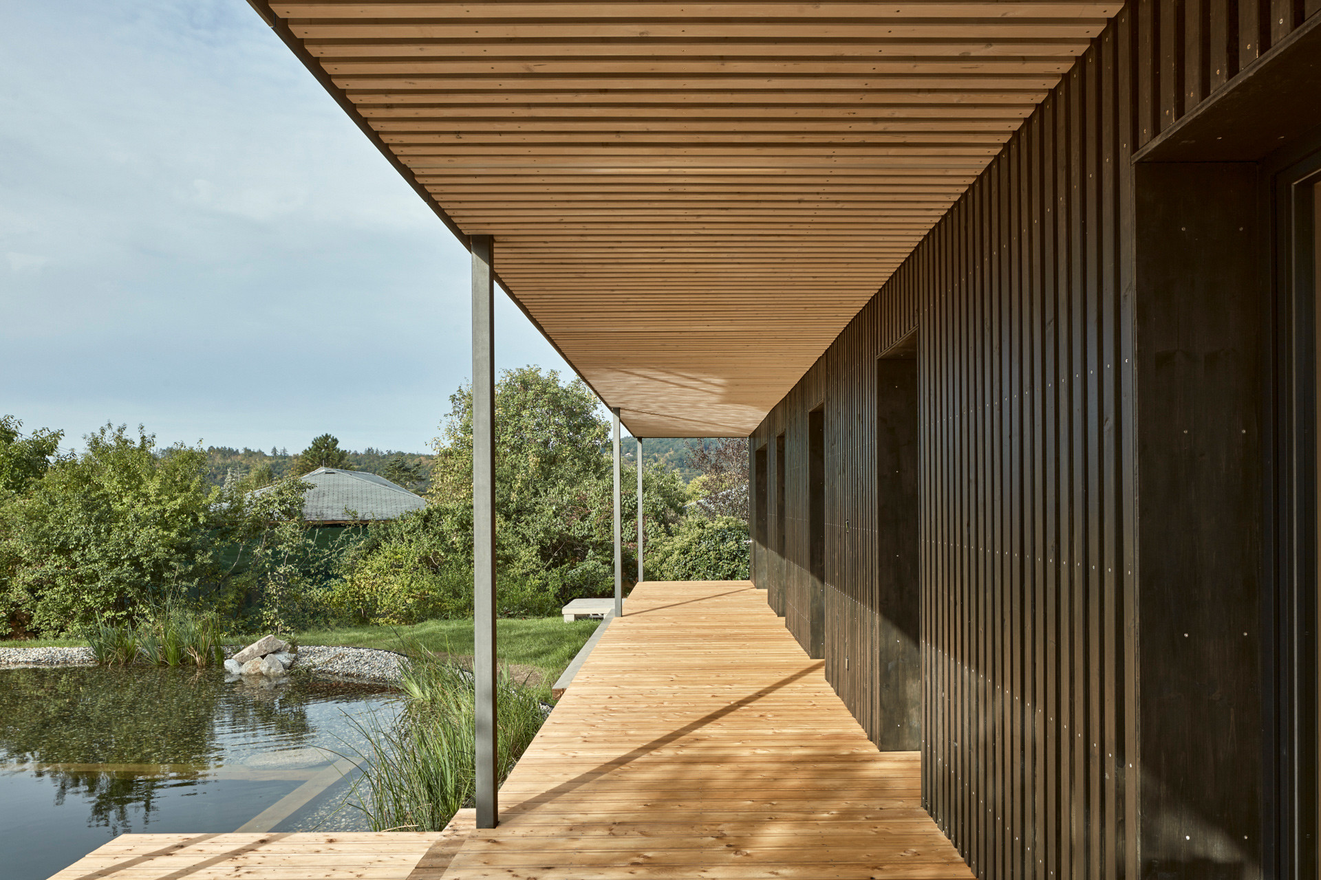 Terasu a jižní místnosti chrání zastřešení. (Dům ve Vraném nad Vltavou, 0,5 Studio)