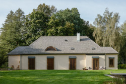 V 19. století byla přestavěna v novogotickém stylu a získala vysoké komíny a vikýře