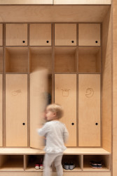 Rekonstrukce mateřské školy Polánka, ateliér CL3: Vybavení školky tvoří na míru navržený nábytek z překližky a MDF desek