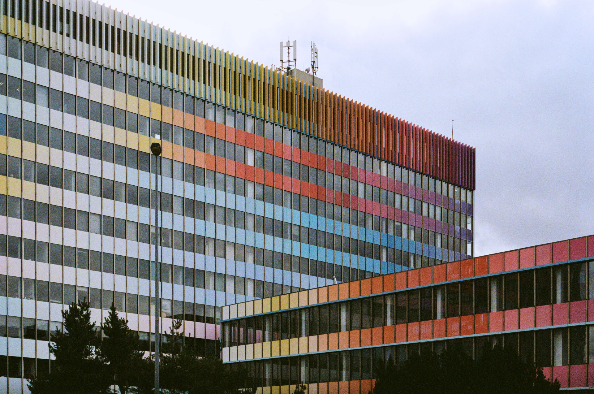 Velkou smůlou Chemapolu je také to, že se nachází těsně za hranicí památkové zóny. V tom má výhodu zmiňovaný Strojimport. Ten v památkově zóně stojí a jeho interiéry jsou dochovány mnohem lépe. Budovy společně sdílejí jak dobu vzniku, tak konstrukční systém. Strojimport byl sice zkolaudován už v roce 1972, dříve než Chemapol, jeho projekt je ovšem pozdější (1967-1970), generálním dodavatelem ale byla opět firma FEAL.