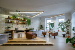 Ondřej Bělica - Ateliér na náměstí: Salonem prochází motiv trojúhelníku